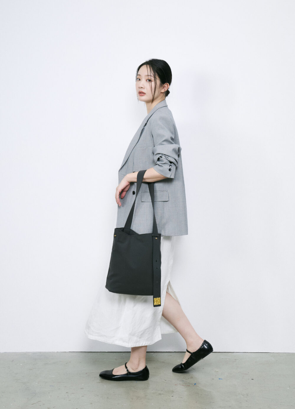 nest-gray-model-2 Nest - 深灰色麂皮