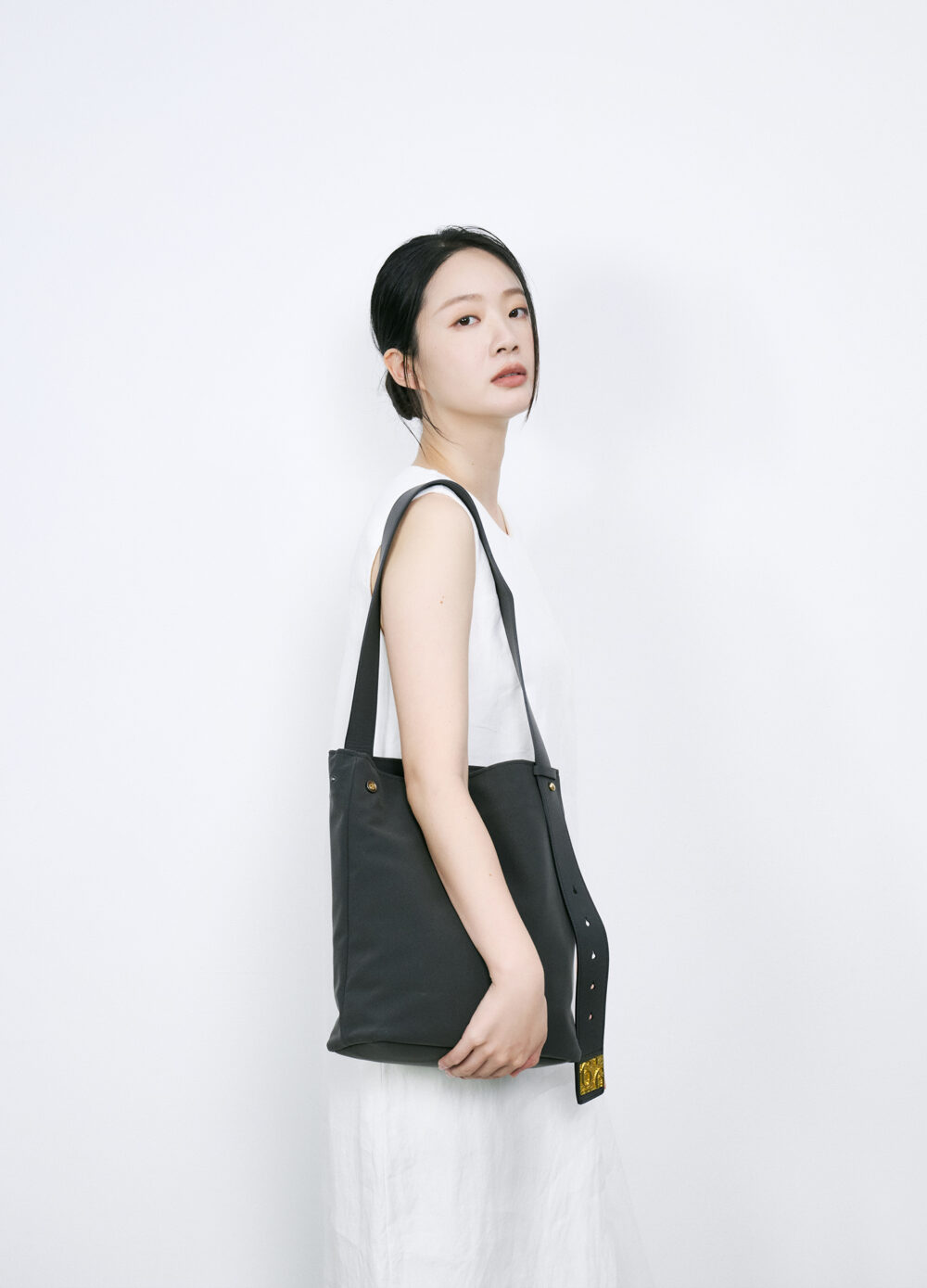nest-gray-model-5 Nest - 深灰色麂皮
