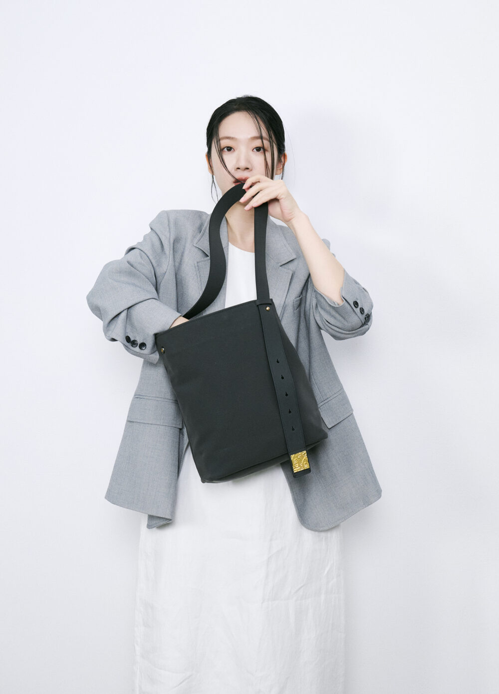 nest-gray-model-6 Nest - 深灰色麂皮